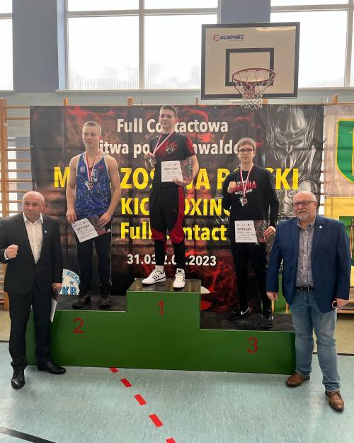 Zdjęcie przedstawia laureatów na podium wraz z trenerami